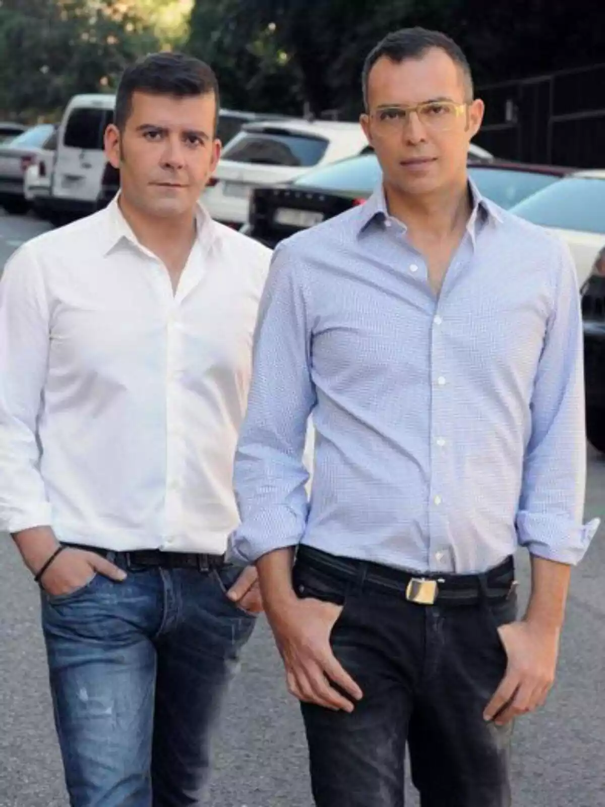 Adrián Madrid y Óscar Cornejo posando en la calle Adrián Madrid y Óscar Cornejo posando en la calle