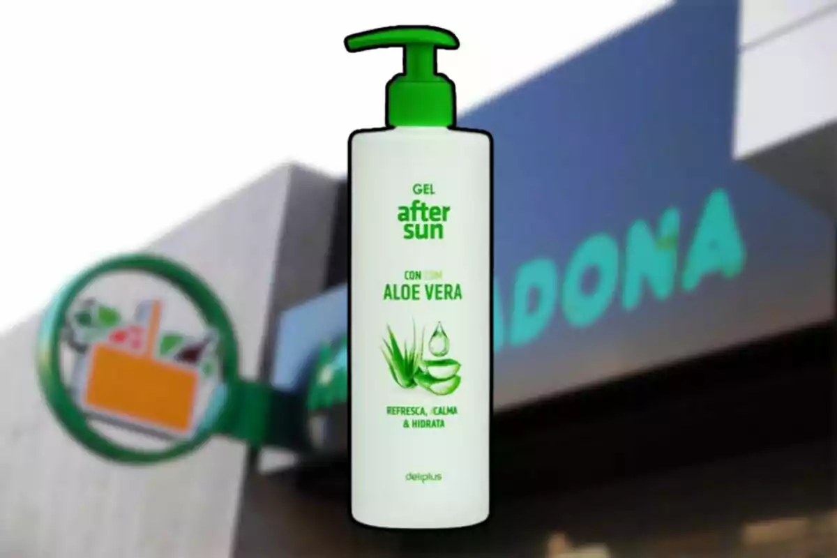 Ampolla de gel after sun amb àloe vera de la marca Deliplus davant d'un supermercat. Ampolla de gel after sun amb àloe vera de la marca Deliplus davant d'un supermercat.