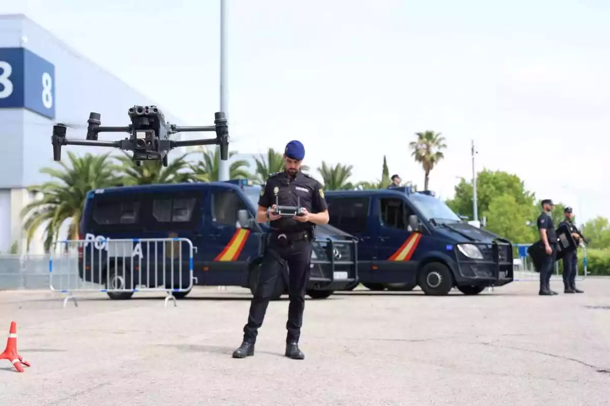 Un agent de Policia Nacional conduint un dron per vigilar per la seguretat dels ciutadans