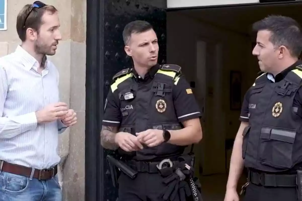 Imatge dels dos agents de la Guàrdia Urbana de Barcelona que van rescatar a en David