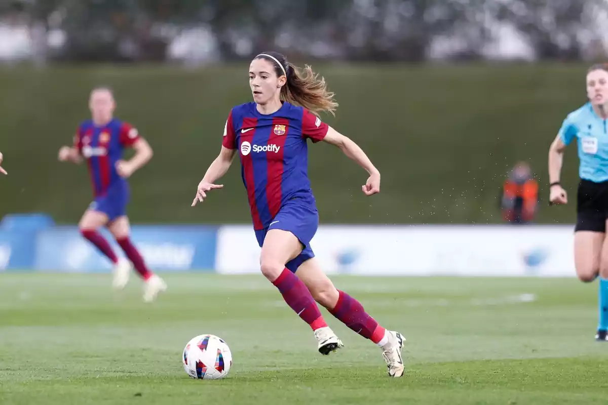 Aitana Bonmatí conduint la pilota mentre porta el cap aixecat Aitana Bonmatí conduint la pilota mentre porta el cap aixecat