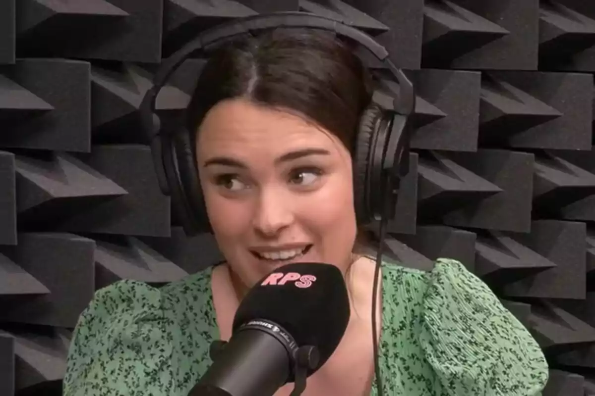 Alba Brunet con auriculares y un micrófono en un estudio de grabación con paredes insonorizadas. Alba Brunet con auriculares y un micrófono en un estudio de grabación con paredes insonorizadas.