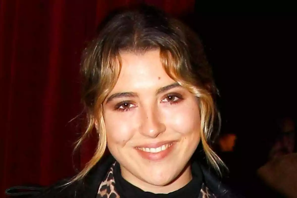 Primer pla d'Alba Díaz somrient amb dos blecs de cabell ondulats a l'espectacle '15 anys de llàgrimes'