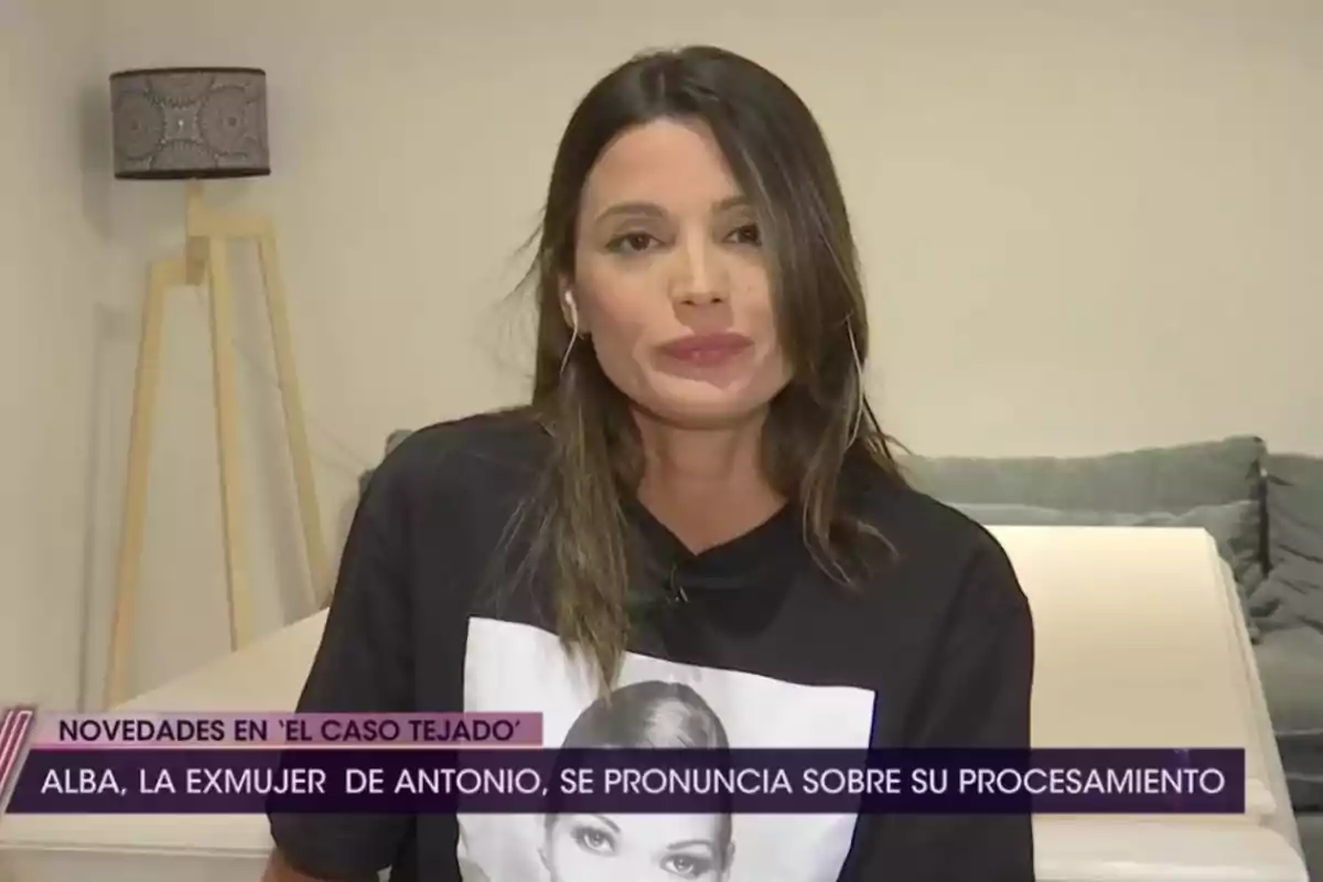 Alba Muñoz, amb rostre seriós i samarreta negra, parlant per al programa '¡¡De Viernes!' Alba Muñoz, amb rostre seriós i samarreta negra, parlant per al programa '¡¡De Viernes!'