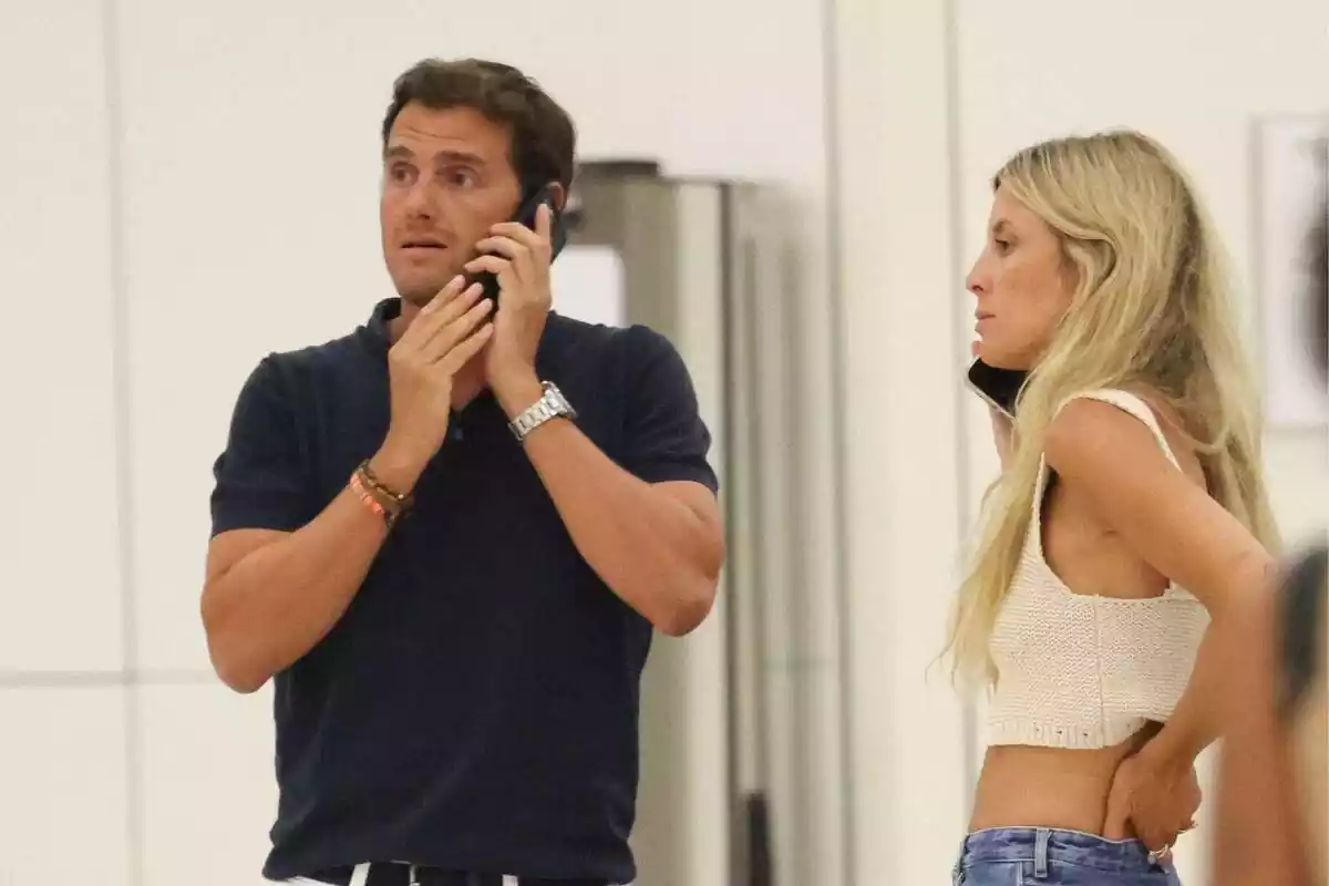 Albert Rivera i Carla Cotterli parlant per telèfon a l'aeroport d'Eivissa Albert Rivera i Carla Cotterli parlant per telèfon a l'aeroport d'Eivissa