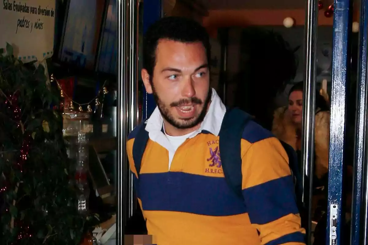 Alberto Isla amb una samarreta de ratlles grogues i blaves surt d'un lloc amb portes de vidre. Alberto Isla amb una samarreta de ratlles grogues i blaves surt d'un lloc amb portes de vidre.