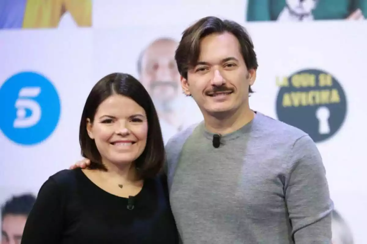 Alberto Caballero i Laura Caballero somriuen davant d'un photocall de La que s'acosta.