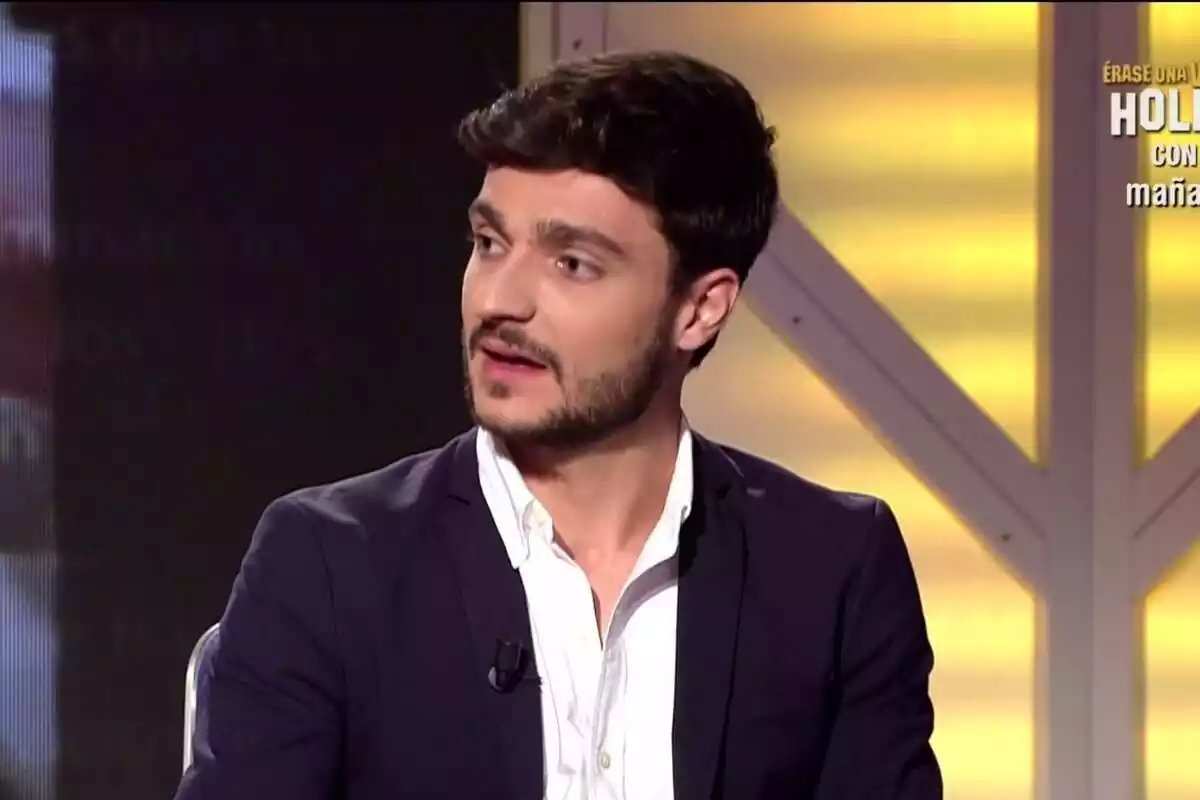 Alejandro Entrambasaguas parlant en un plató de perfil Alejandro Entrambasaguas parlant en un plató de perfil