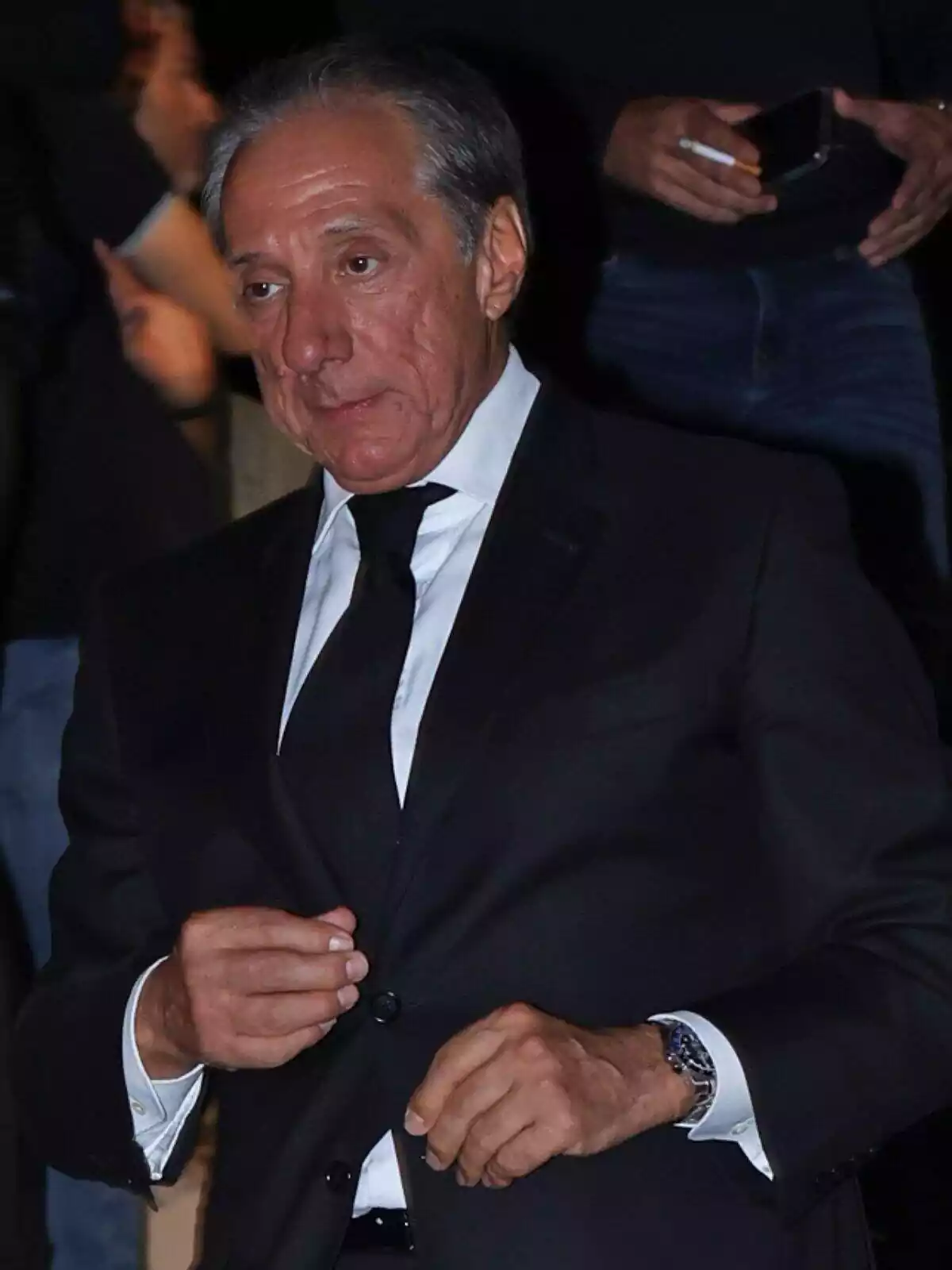 Alejandro Rubio en el funeral de María Teresa Campos vestido con un traje negro y mostrando un rostro serio