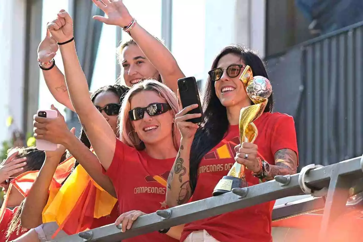 Imatge d'Alexia Putellas i altres jugadores de la Selecció Espanyola celebrant la seva victòria