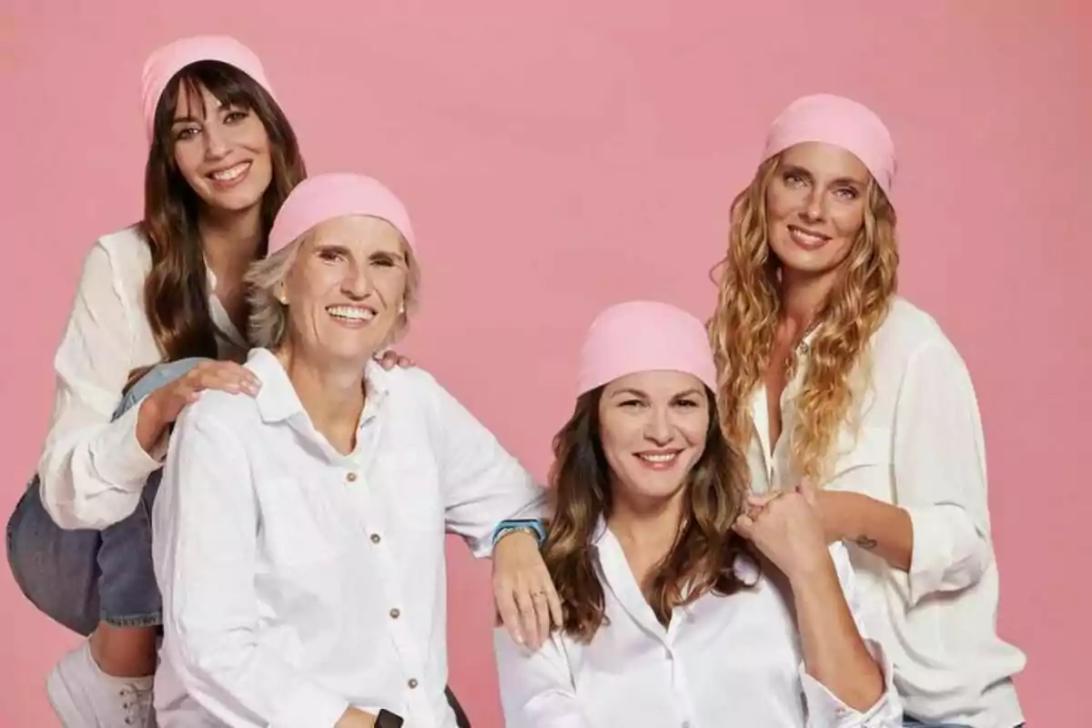 Almudena Cid, Paloma del Río, Fabiola Martínez i Alejandra Osborne somrients amb mocadors roses posen juntes davant d'un fons rosa.