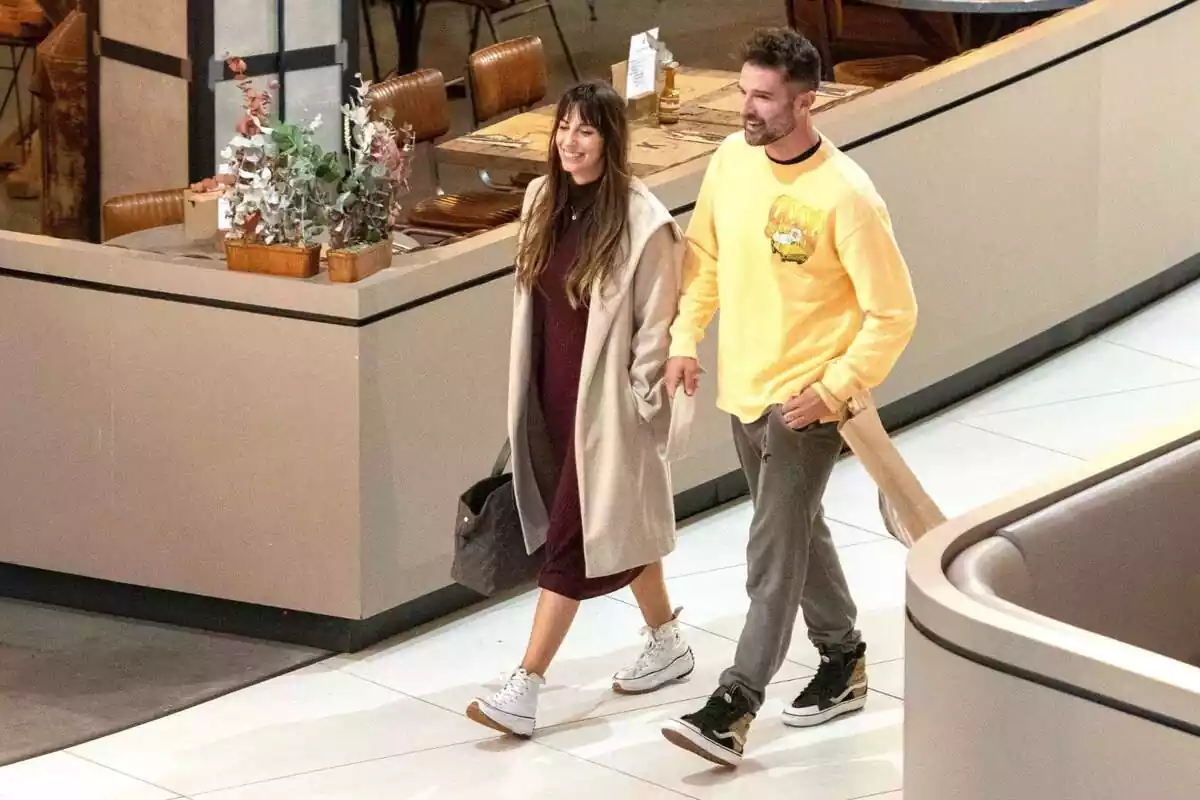 Almudena Cid i Gerardo Berodia rient mentre passegen per un centre comercial de Madrid