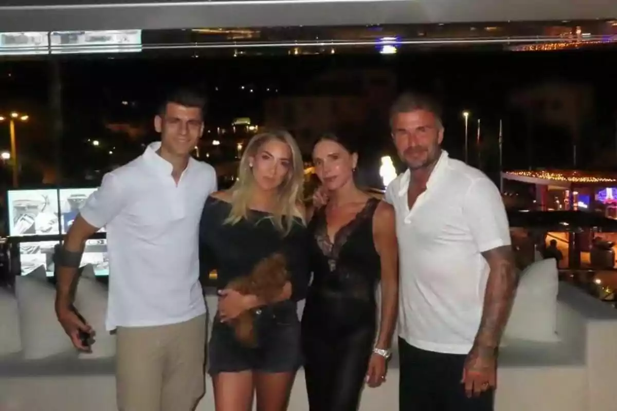 Álvaro Morata, Alice Campello, Victòria Beckham i David Beckham posant junts en un balcó durant la nit, amb llums de la ciutat de fons. Post d'Alice a Instagram el 19 de juliol de 2024 Álvaro Morata, Alice Campello, Victòria Beckham i David Beckham posant junts en un balcó durant la nit, amb llums de la ciutat de fons. Post d'Alice a Instagram el 19 de juliol de 2024