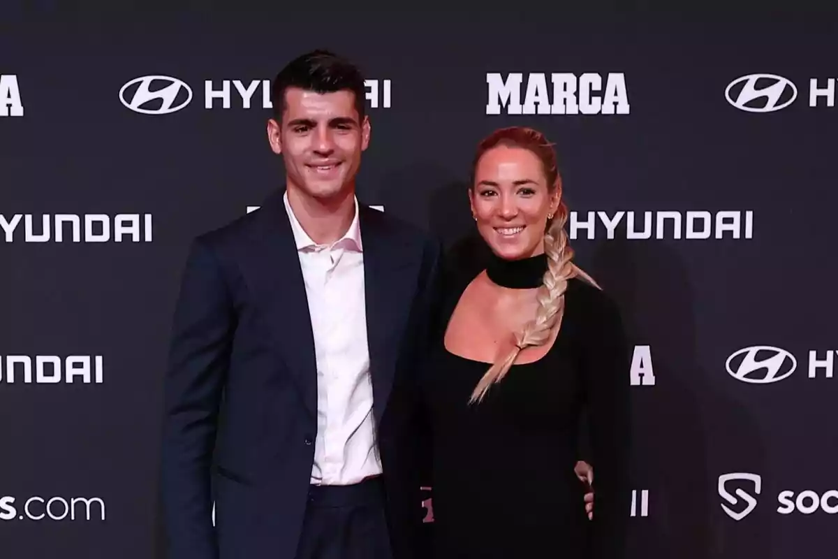 Álvaro Morata i Alice Campello posant en un esdeveniment amb un fons de patrocinadors de Hyundai i Marca.