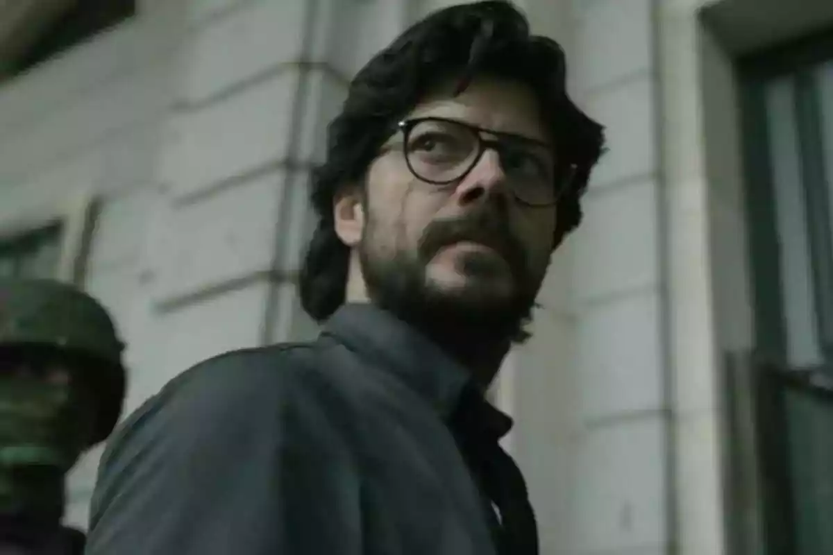Plano medio de Álvaro Morte con rostro serio interpretando a 'El Profesor' en la serie de Netflix 'La Casa de Papel'