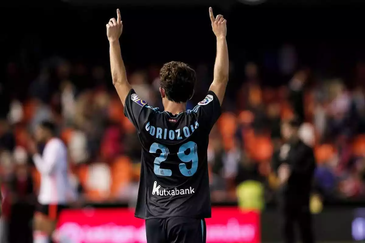 Álvaro Odriozola celebrant un gol amb la Real Sociedad