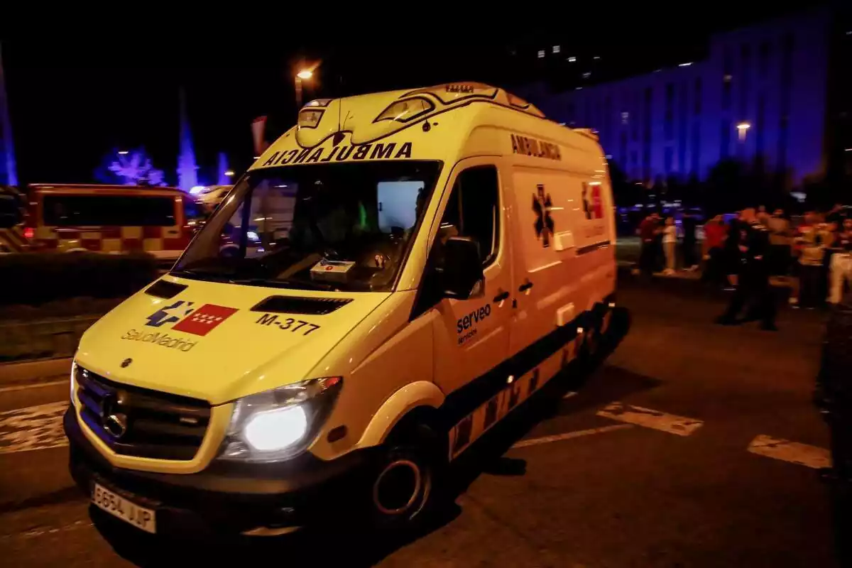 Una ambulància als voltants on ha passat una explosió, de nit, a 6 d'octubre del 2022, a Alcorcón (Madrid)
