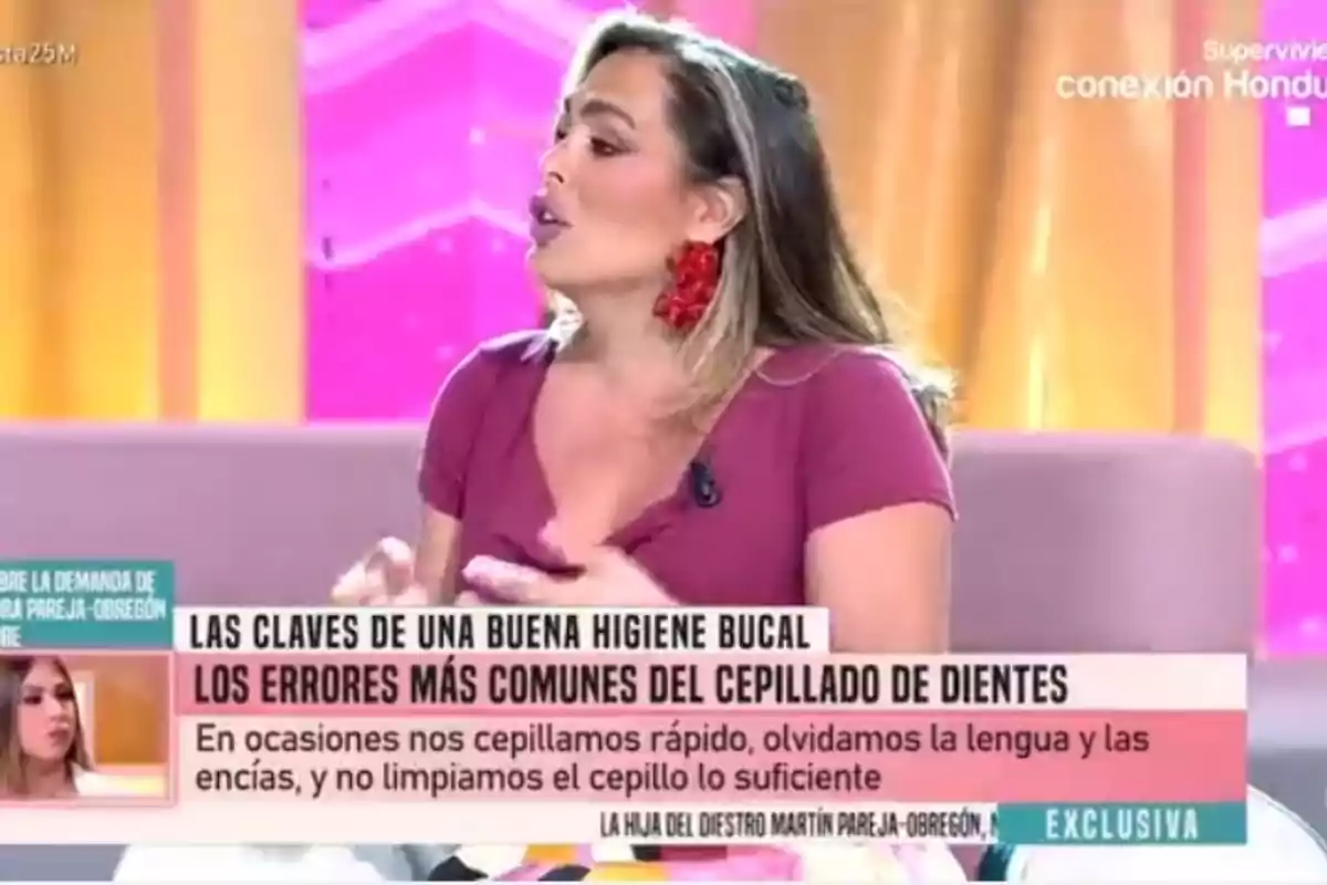 Amor Romeira, amb els cabells solts i una samarreta bordeus, parlant a 'Fiesta' Amor Romeira, amb els cabells solts i una samarreta bordeus, parlant a 'Fiesta'