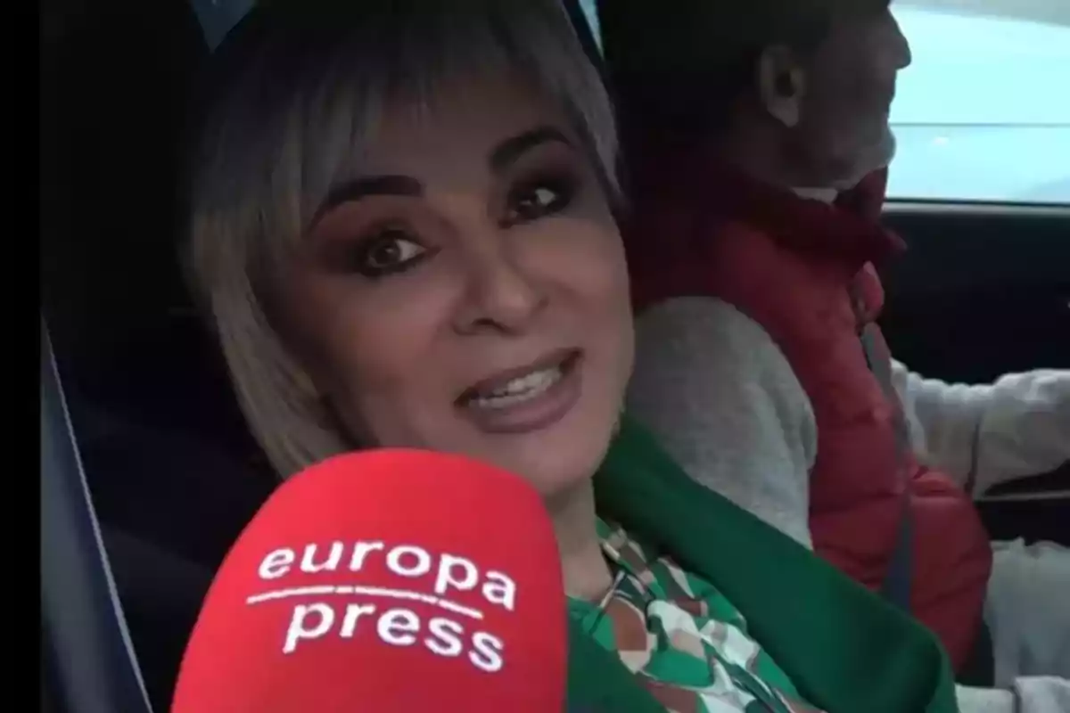 Ana María Aldón dins d'un cotxe és entrevistada per un micròfon vermell d'Europa Press. Ana María Aldón dins d'un cotxe és entrevistada per un micròfon vermell d'Europa Press.