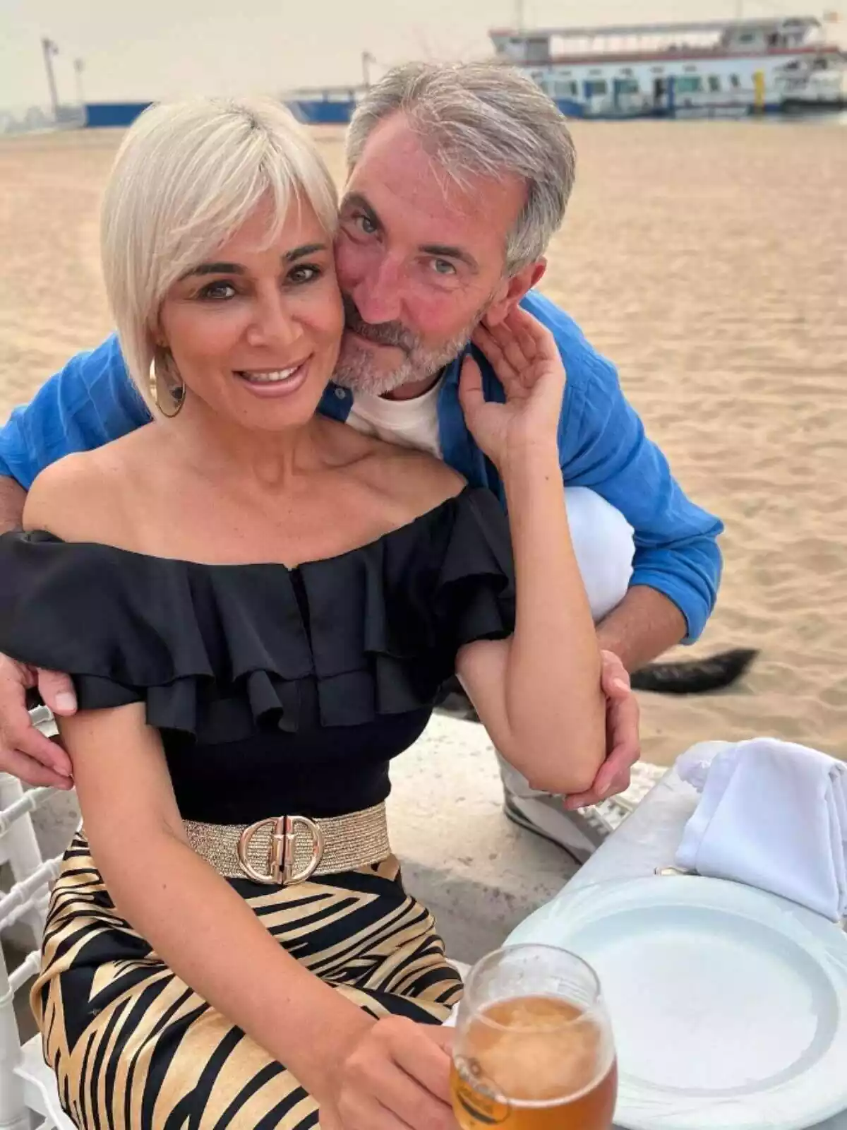 Post d'Ana María Aldón a Instagram amb la seva parella amb les cares juntes en un restaurant a la platja el 17 de juliol de 2023