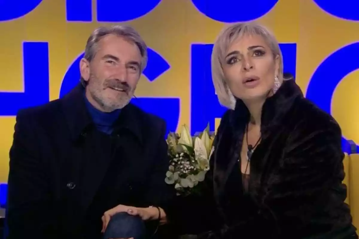 Ana María Aldón i Eladio, asseguts junts, amb rostre neutre en directe a 'GH Dúo' 2024