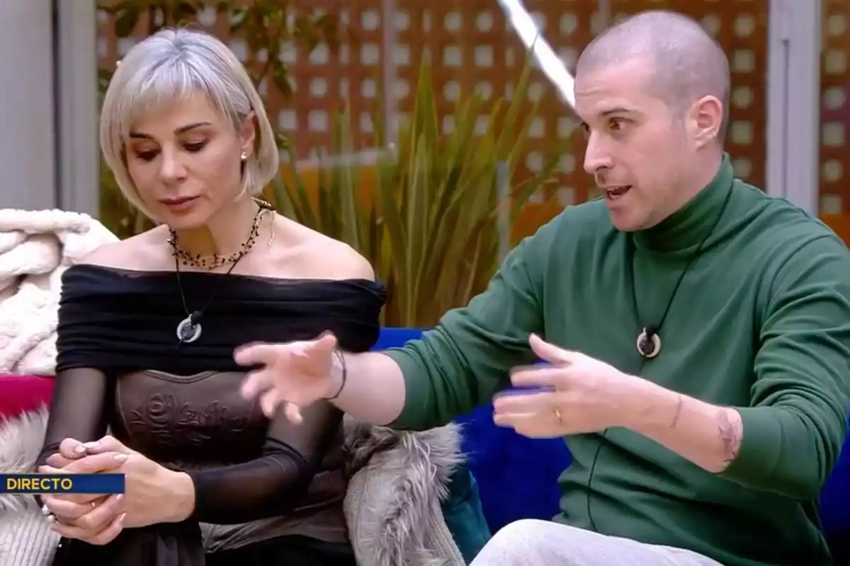 Marc Florensa i Ana María Aldón discutint asseguts al sofà de 'GH Dúo'