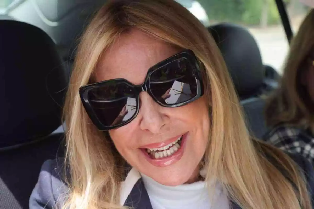Ana Obregón amb ulleres de sol i somrient a l'interior d'un cotxe
