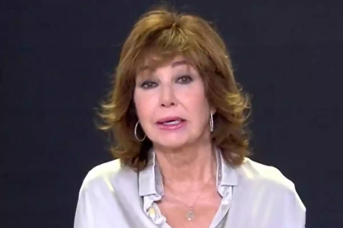 Ana Rosa Quintana amb cabell castany i brusa clara davant d'un fons fosc a El Programa de Ana Rosa. Ana Rosa Quintana amb cabell castany i brusa clara davant d'un fons fosc a El Programa de Ana Rosa.