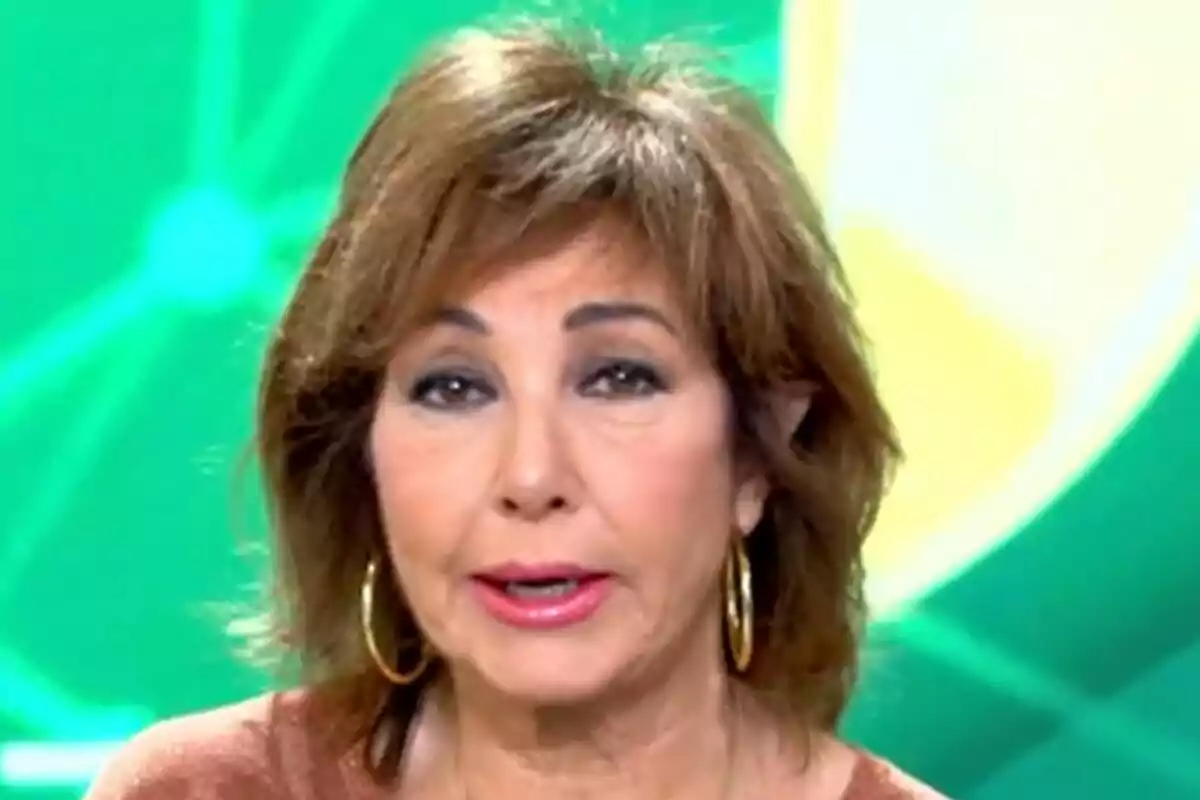 Primer pla d'Ana Rosa Quintana parlant amb unes arracades d'anella i un fons acolorit verd a El Programa de Ana Rosa. Primer pla d'Ana Rosa Quintana parlant amb unes arracades d'anella i un fons acolorit verd a El Programa de Ana Rosa.