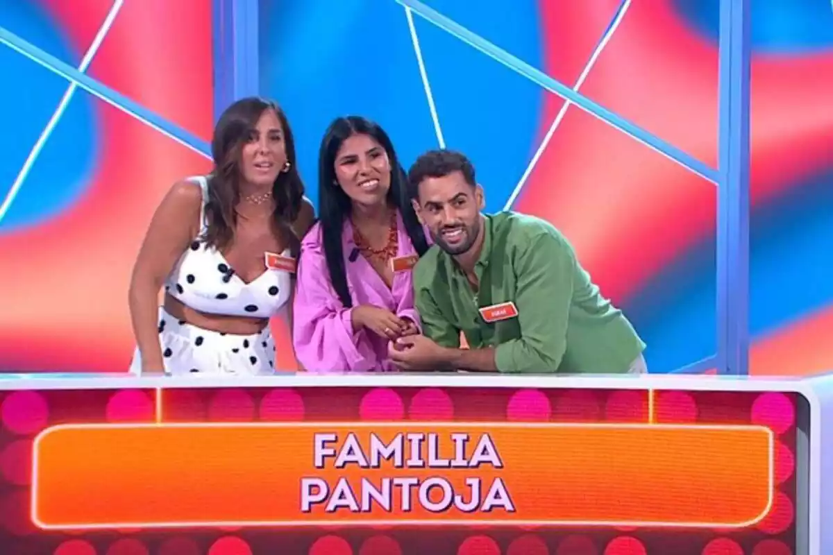 Anabel Pantoja, Isa Pantoja i Asraf Beno, feliços, al plató de 'Reacció a Cadena' de Telecinco