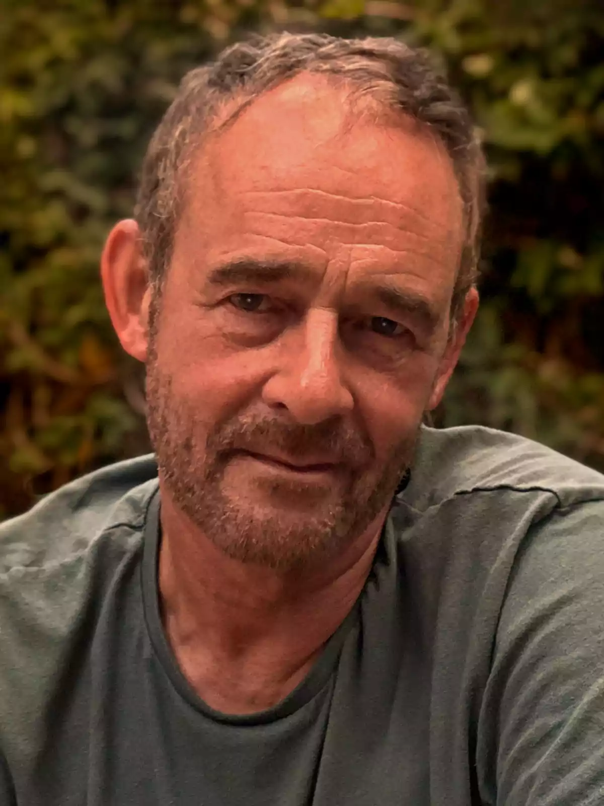 Andy Webb, vestint una samarreta verda, amb un fons de vegetació desenfocada. Andy Webb, vestint una samarreta verda, amb un fons de vegetació desenfocada.