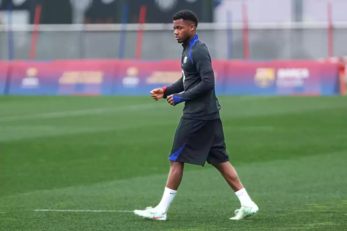 Un jugador de futbol entrenant en un camp de gespa. Un jugador de futbol entrenant en un camp de gespa.