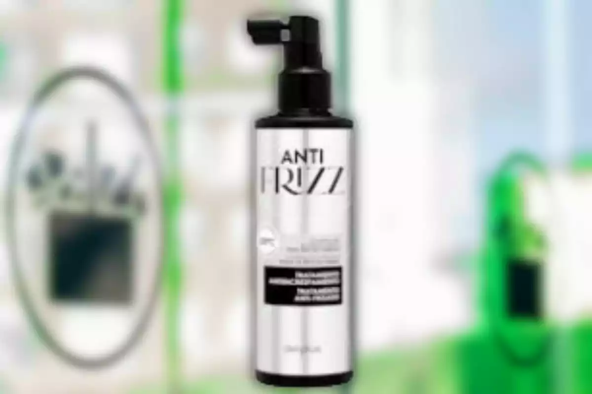 Ampolla d'esprai anti-frizz amb fons desenfocat. Ampolla d'esprai anti-frizz amb fons desenfocat.