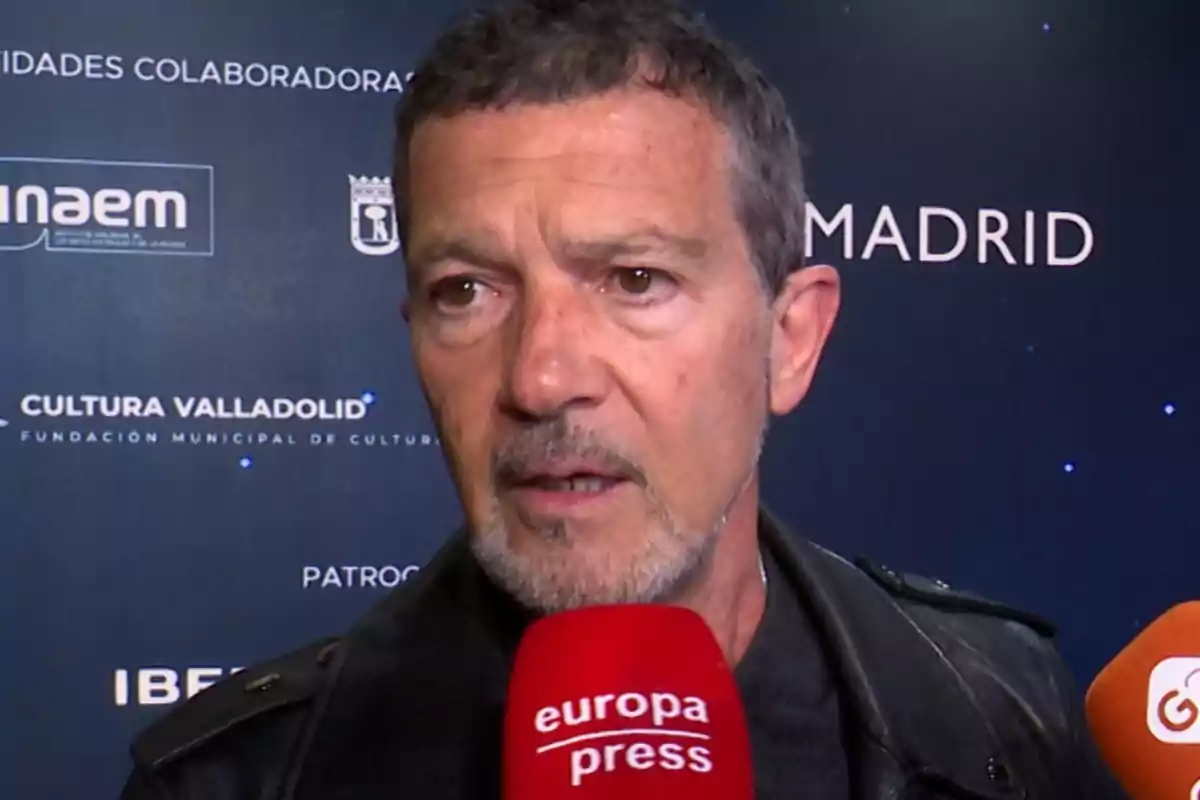 Antonio Banderas amb jaqueta de cuir és entrevistat per diversos mitjans de comunicació en un esdeveniment a Madrid. Antonio Banderas amb jaqueta de cuir és entrevistat per diversos mitjans de comunicació en un esdeveniment a Madrid.