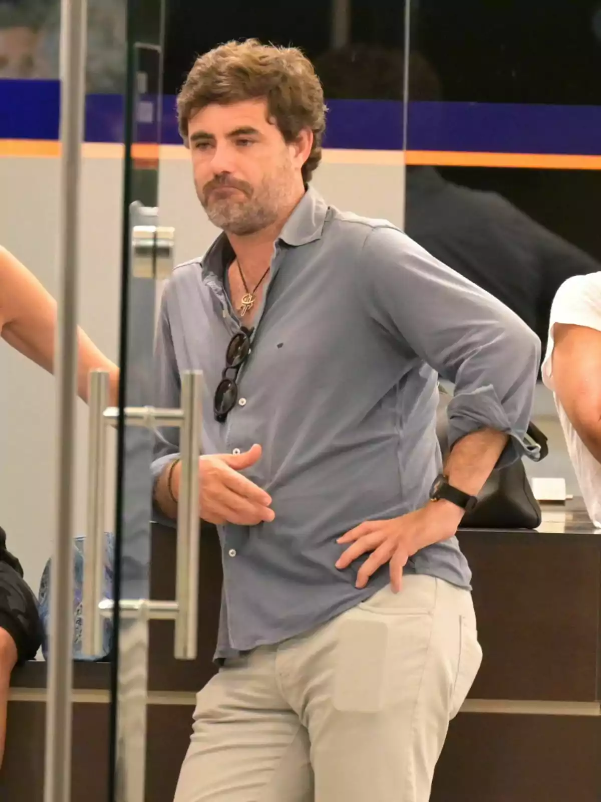 Antonio Matos amb barba i cabell arrissat, vestit amb una camisa grisa i pantalons clars, està recolzat en un taulell amb una mà al maluc i l'altra sostenint unes ulleres de sol. Antonio Matos amb barba i cabell arrissat, vestit amb una camisa grisa i pantalons clars, està recolzat en un taulell amb una mà al maluc i l'altra sostenint unes ulleres de sol.