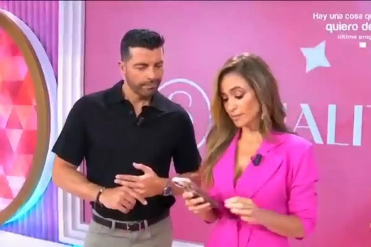 Antonio Santana mira a María Verdoy mientras lee un mensaje en el móvil en el plató de 'Socialité' Antonio Santana mira a María Verdoy mientras lee un mensaje en el móvil en el plató de 'Socialité'