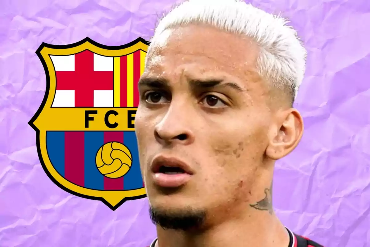 Un jugador de futbol amb cabell ros davant de l'escut del FC Barcelona sobre un fons morat. Un jugador de futbol amb cabell ros davant de l'escut del FC Barcelona sobre un fons morat.