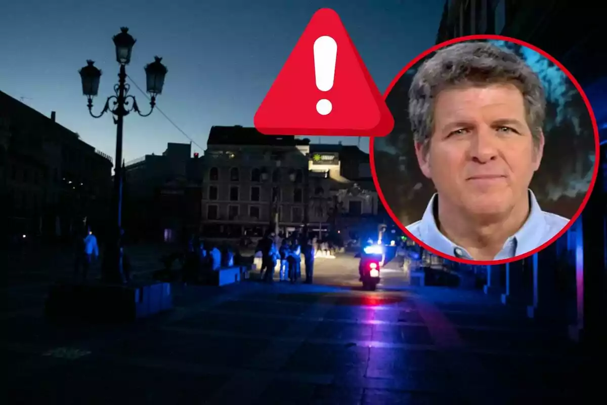 Una plaça fosca amb un fanal encès i un grup de persones, a la cantonada superior dreta hi ha un cercle amb la imatge d'un home i una icona d'advertència.
