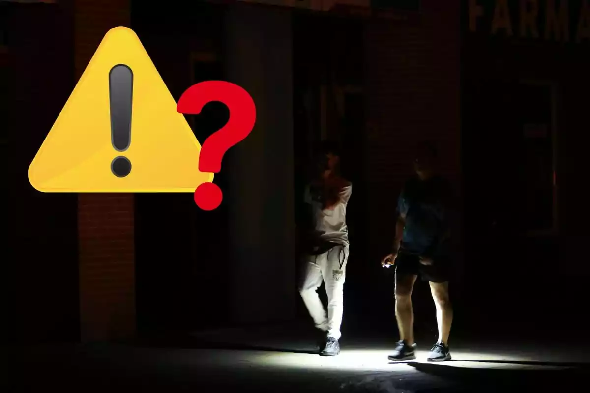 Dues persones caminant en la foscor amb un símbol d'advertència i pregunta superposat. Dues persones caminant en la foscor amb un símbol d'advertència i pregunta superposat.