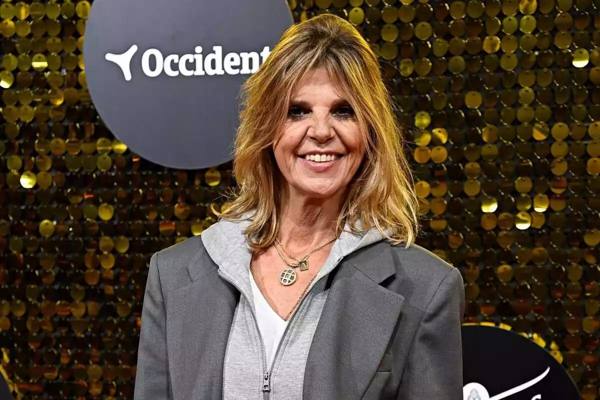 Arantxa de Benito sonriendo vestida de gris