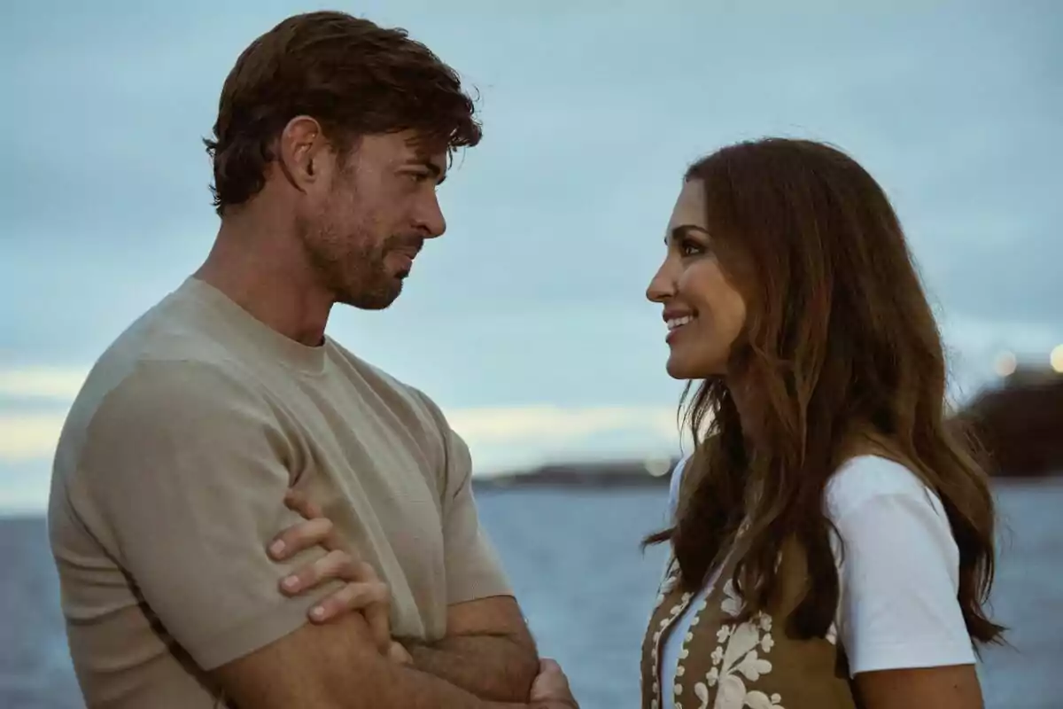 William Levy i Paula Echevarría mirant-se davant del mar amb expressions de complicitat a la sèrie Arcadia. William Levy i Paula Echevarría mirant-se davant del mar amb expressions de complicitat a la sèrie Arcadia.