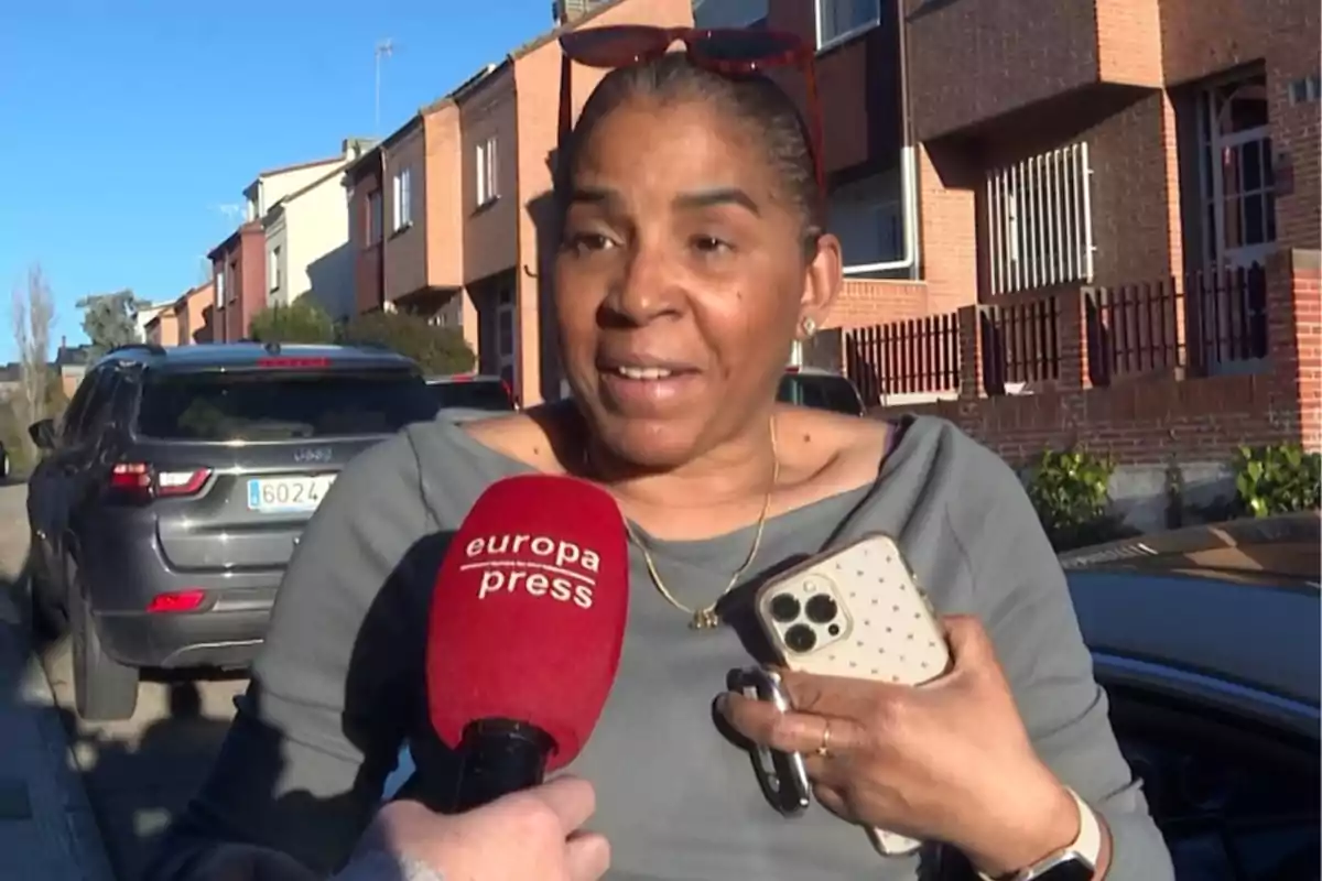 Arelys Ramos sent entrevistada al carrer amb un micròfon d'Europa Press. Arelys Ramos sent entrevistada al carrer amb un micròfon d'Europa Press.