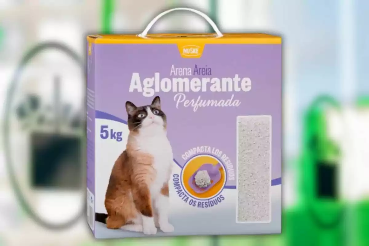 Caixa de sorra aglomerant perfumada per a gats de 5 kg amb imatge d’un gat i mostra del producte a l’envàs Caixa de sorra aglomerant perfumada per a gats de 5 kg amb imatge d’un gat i mostra del producte a l’envàs
