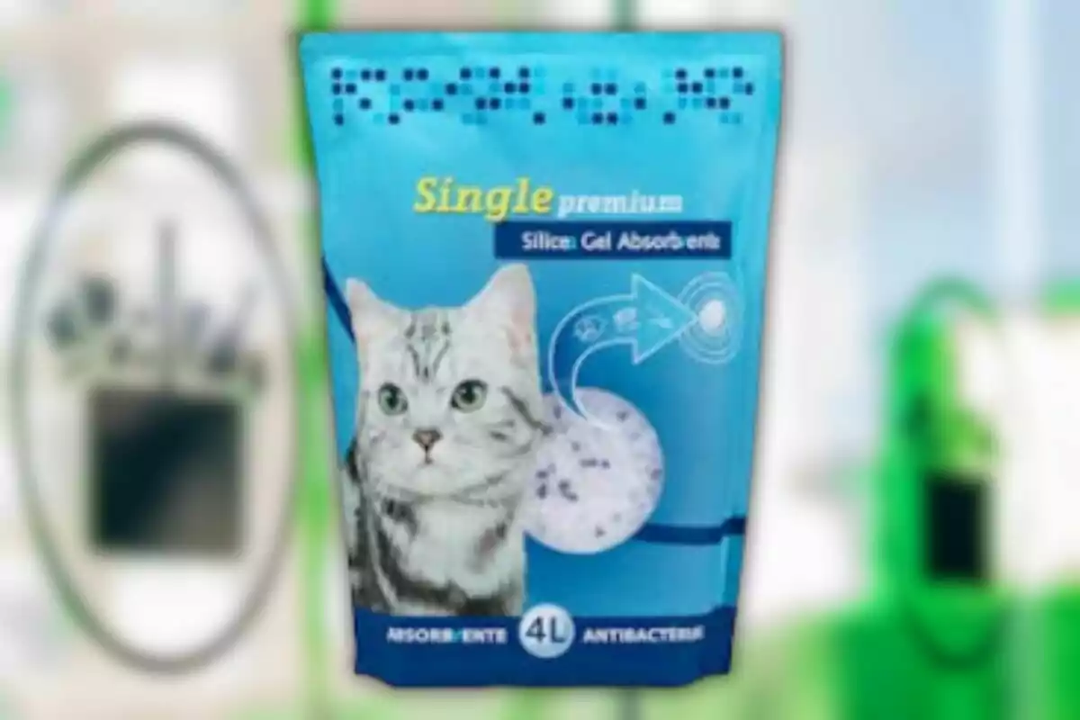 Bossa de sorra per a gats de gel de sílice amb disseny de gat en l'embalatge i text que indica característiques com absorbent i antibacteris. Bossa de sorra per a gats de gel de sílice amb disseny de gat en l'embalatge i text que indica característiques com absorbent i antibacteris.