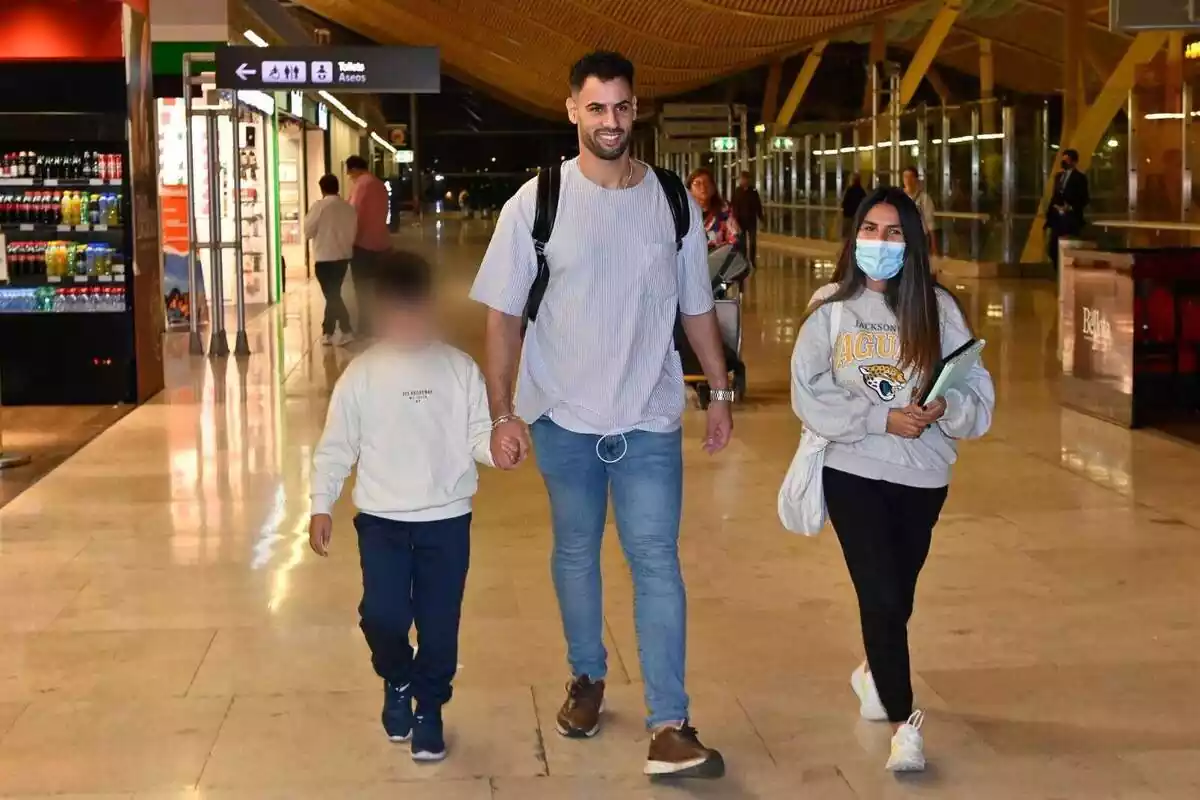 Asraf Beno i Isa Pantoja a l'aeroport amb el seu fill, Albertito