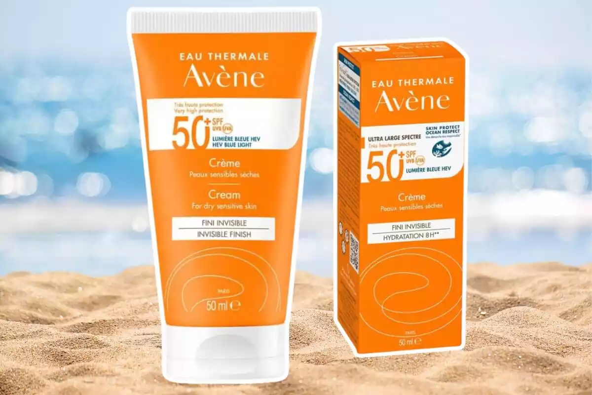 Imagen de fondo de una playa con dos imágenes de la crema SPF 50 de Avène para pieles sensibles Imagen de fondo de una playa con dos imágenes de la crema SPF 50 de Avène para pieles sensibles