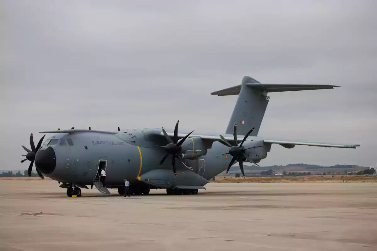 Un Airbus A400M durant la presentació del logotip que s'ha dissenyat amb motiu del X aniversari de la proclamació del Rei, a la base aèria de Torrejón de Ardoz, a 25 de setembre de 2024.