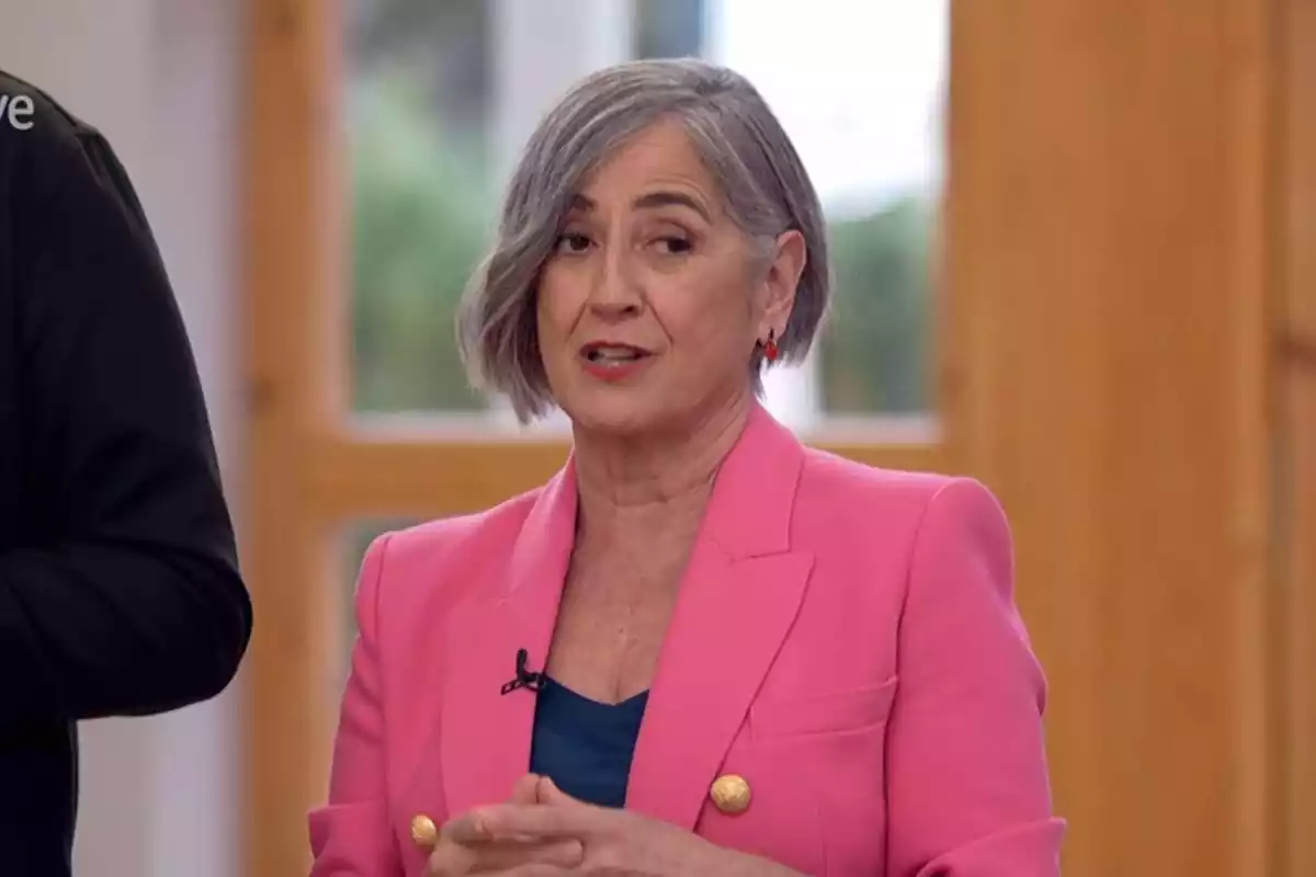 Captura de 'Bake Off' con Eva Arguiñano hablando con una blazer rosa y las manos juntas el 19 de marzo de 2024