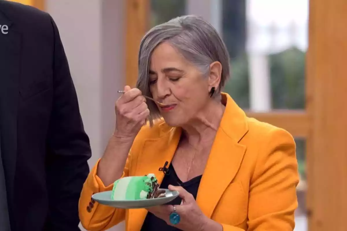 Captura de 'Bake Off' con Eva Arguiñano probando una tarta de color verde el 12 de marzo de 2024