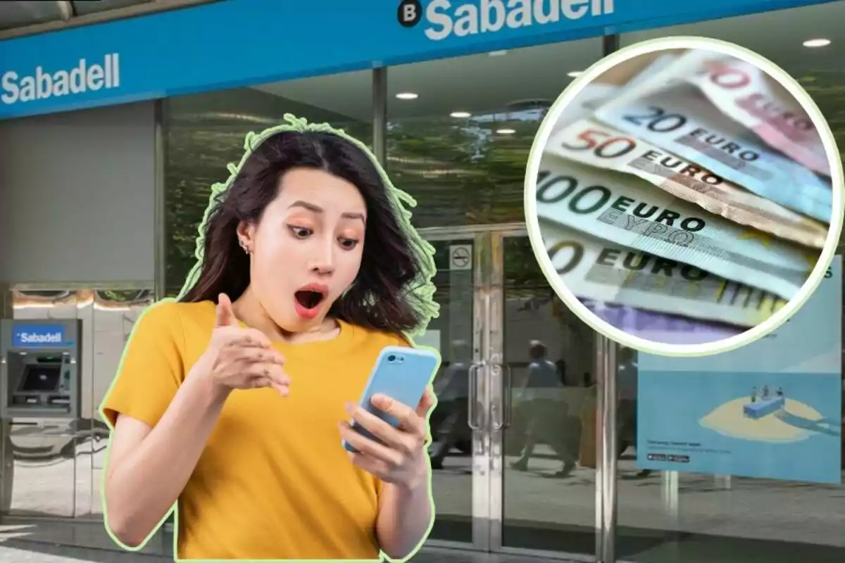 Una dona sorpresa mirant el telèfon davant una sucursal del banc Sabadell, amb una imatge de bitllets d'euro a la cantonada superior dreta.